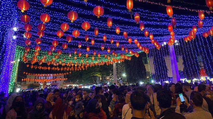 Lampion Imlek di kawasan Balai Kota Surakarta dan Pasar Gede Solo, Jawa Tengah, Senin (31/1/2022).