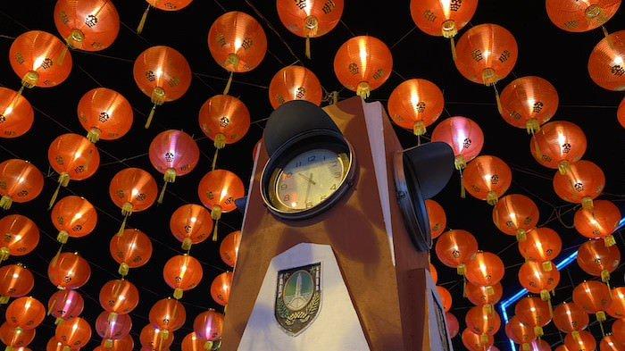 Lampion Imlek di kawasan Balai Kota Surakarta dan Pasar Gede Solo, Jawa Tengah, Senin (31/1/2022).