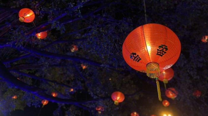 Ilustrasi lampion hiasan Imlek.