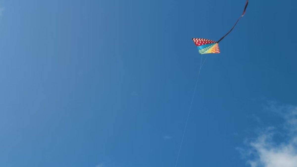 Ilustrasi layang-layang nyangkut di baling-baling helikopter.