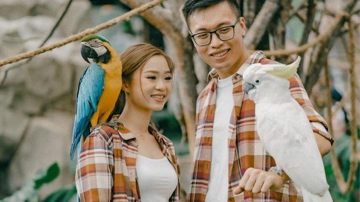 Pengunjung dan koleksi satwa di Lembang Park & Zoo.