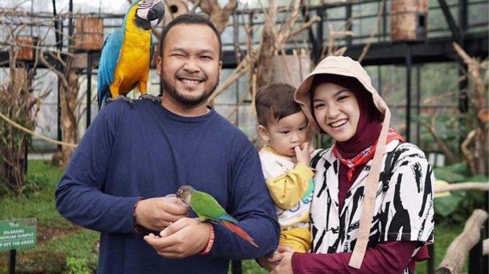 Pengunjung dan koleksi satwa di Lembang Park & Zoo.