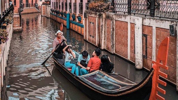 Wisatawan naik wahana gondola di Little Venice Kota Bunga.