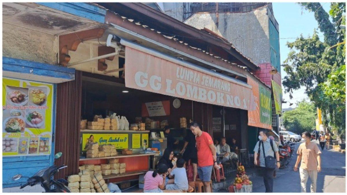 Loenpia Gang Lombok Semarang tampak dikunjungi pencinta kuliner.
