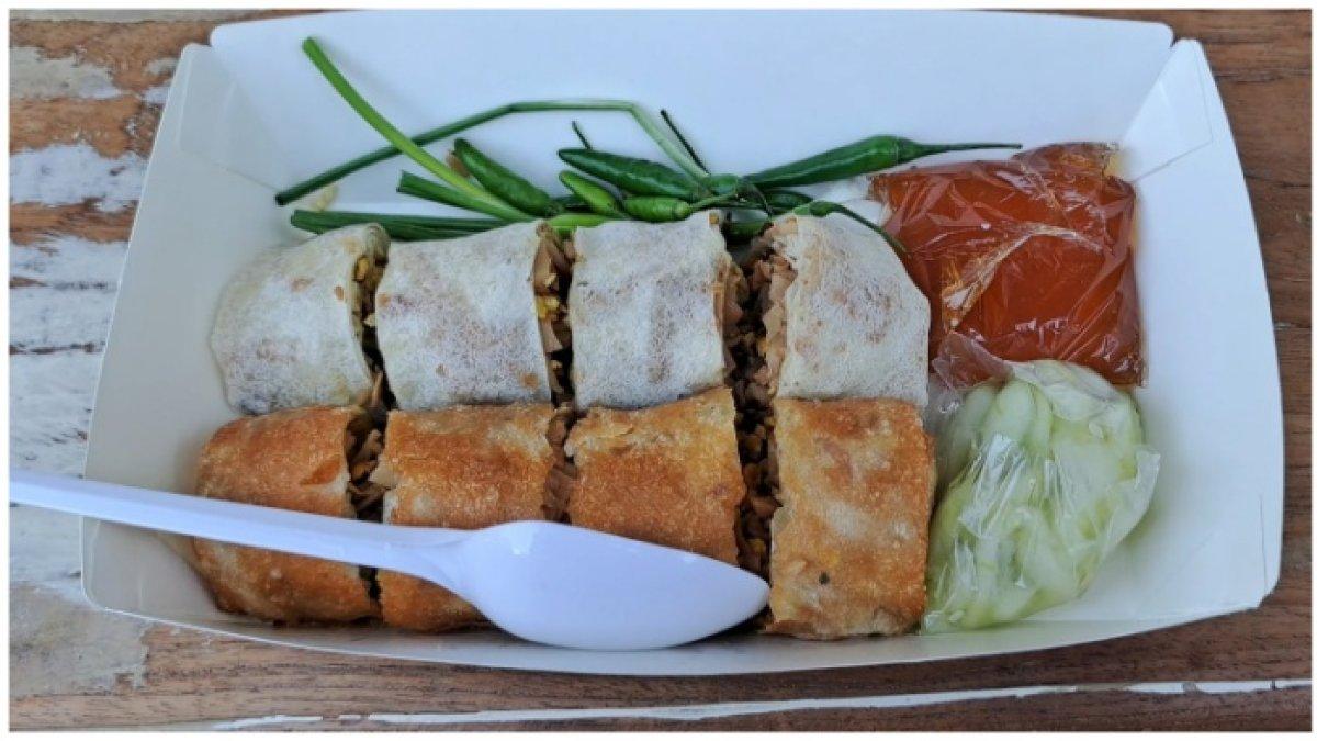 Tampilan penyajian Loenpia Gang Lombok Semarang basah dan goreng.