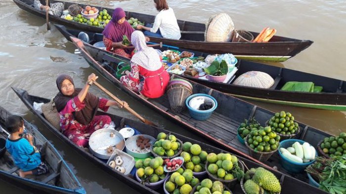 Para pedagang tradisional di Pasar Terapung Lok Baintan, Desa Sungai Pinang, Kecamatan Sungai Tabuk, Kabupaten Banjar, Kalimatan Selatan.