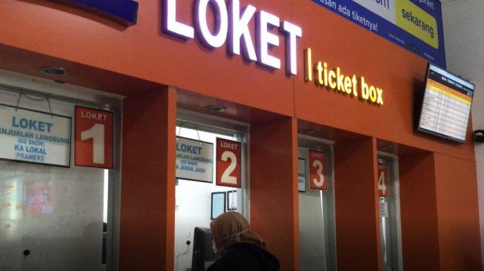 Loket pembelian tiket di Stasiun Solo Balapan.