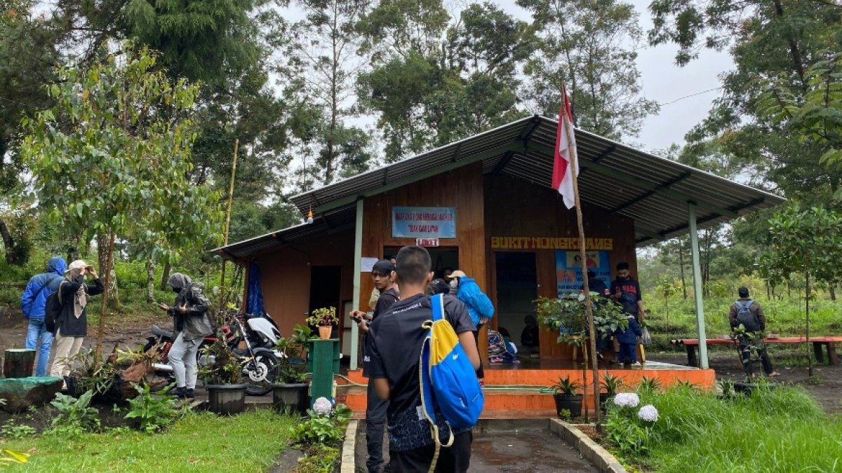 Loket pendakian Gunung Mongkrang di Tawangmangu, Karanganyar, Minggu (14/11/2021).