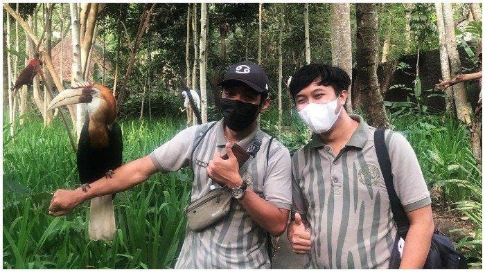 Wisatawan foto bersama satwa di Lombok Wildlife Park, Lombok