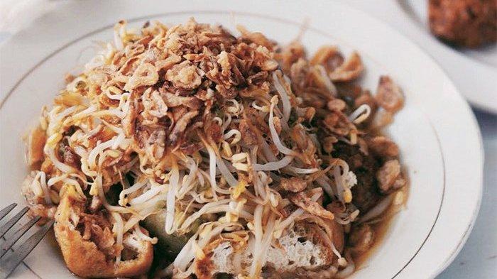 Lontong Balap Pak Gendut buat makan malam.