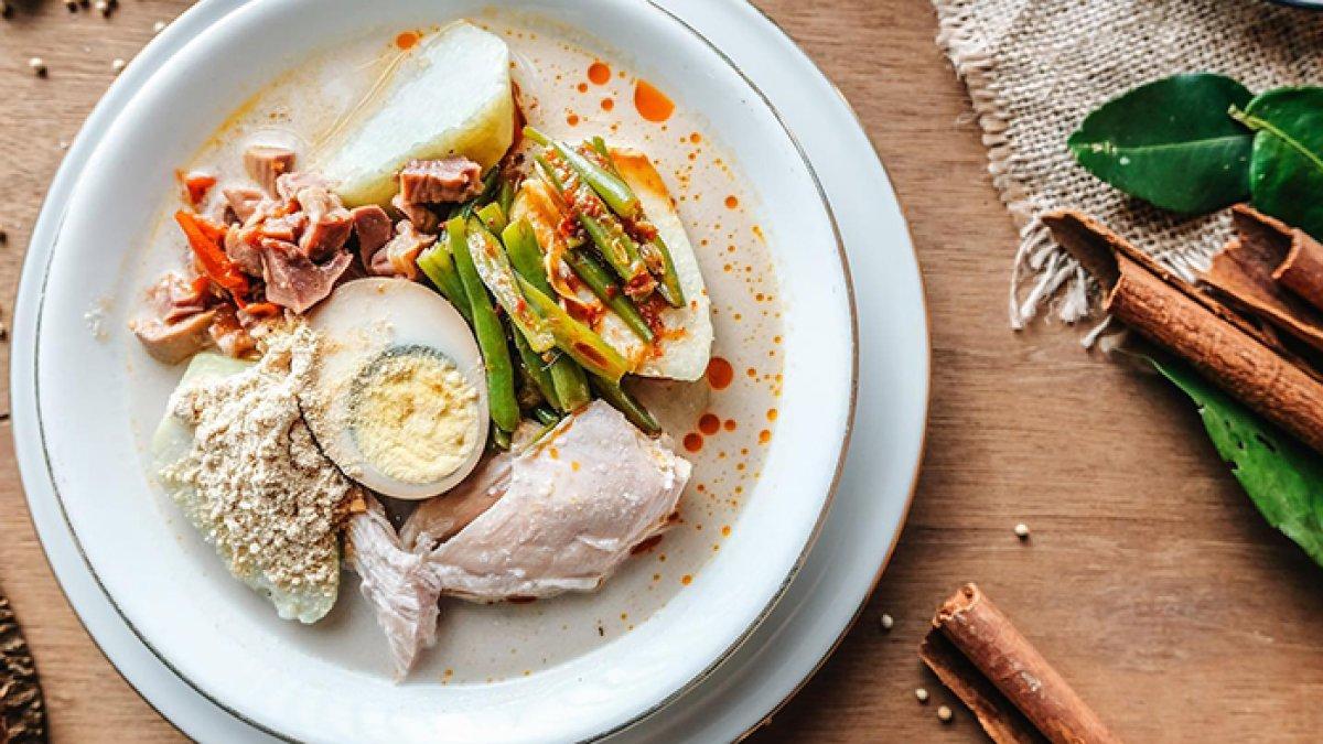 Lontong opor yang disajikan Es Murni Magelang.