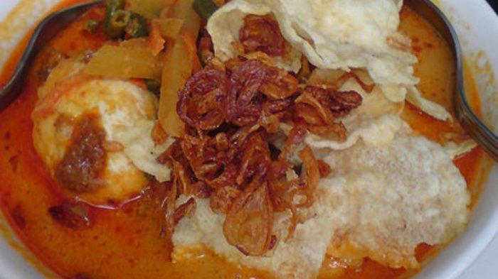 Ilustrasi lontong sayur buat menu makan siang enak di Lumajang, Jawa Timur.
