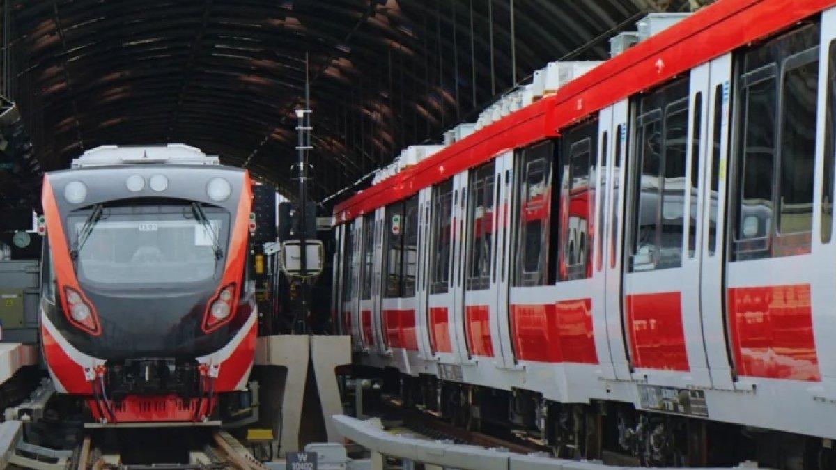 LRT Jabodebek berhenti di stasiun. LRT Jabodebek menambah jadwal perjalanan kereta dari 160 menjadi 200, dan menerapkan tarif tiket promo mulai Rp 3.000.