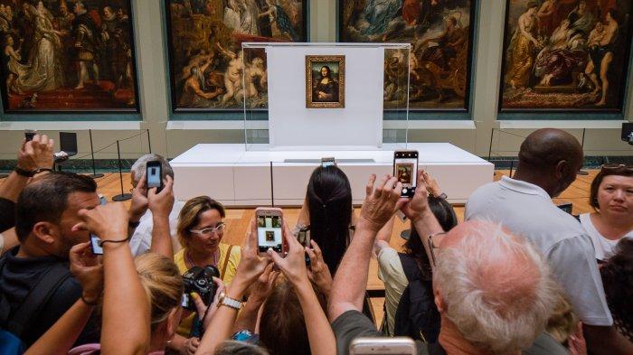 Mona Lisa karya Leonardo da Vinci adalah daya tarik utama Louvre di Paris.