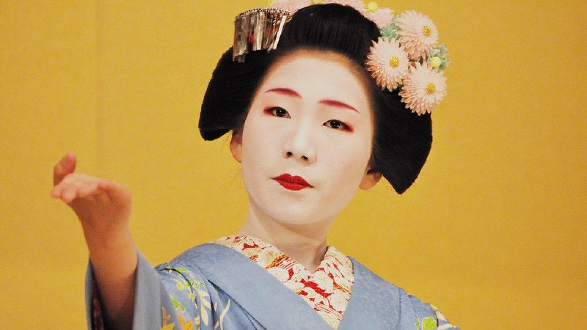 Maiko adalah geisha magang di Jepang bagian barat, khususnya Kyoto. Pekerjaan mereka terdiri dari membawakan lagu, menari, dan memainkan shamisen untuk pengunjung di sebuah pesta. Maiko biasanya berusia 15 hingga 20 tahun dan menjadi geisha setelah belajar menari memainkan shamisen, dan mempelajari Ky?-kotoba (dialek Kyoto), tanpa memandang asal usul mereka.
Di Gion Corner di Kyoto terdapat pertunjukan harian untuk wisatawan. Pertunjukan tersebut mendemonstrasikan contoh tujuh seni tradisional Jepang; upacara minum teh, musik koto, rangkaian bunga, gagaku (musik istana), kyogen (permainan komik kuno), kyomai (tarian gaya Kyoto) dan bunraku (permainan boneka). Di sini Maiko Ayako-san menampilkan Kyomai di atas panggung di Gion Corner.