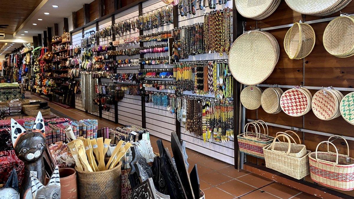 Main Bazaar, tempat belanja oleh-oleh di Kuching, Sarawak, Malaysia.