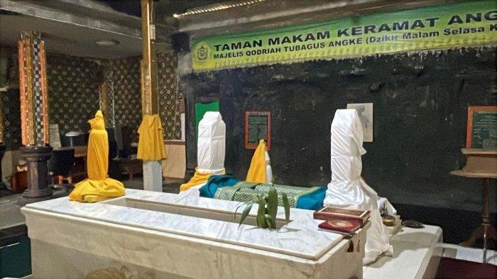 MAKAM KERAMAT - makam keramat Angke, Gang Masjid 1, RT 05 RW 05, Angke, Tambora, Jakarta Barat, Minggu (18/5/2025).