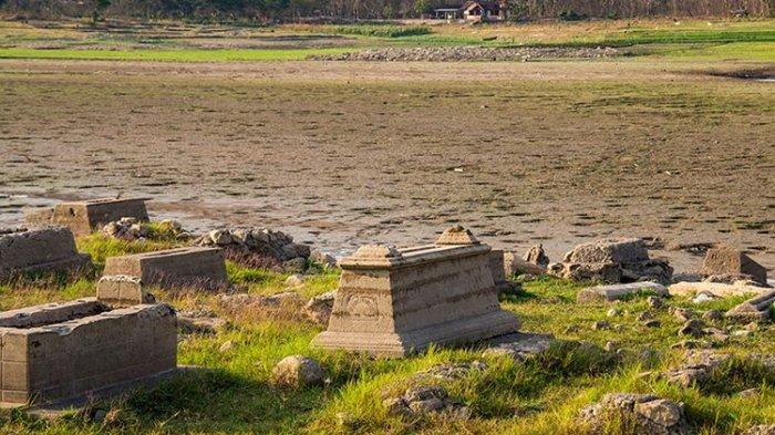 Makam lawas yang muncul kembali saat Waduk Gajah Mungkur Surut. (8/9/2019)