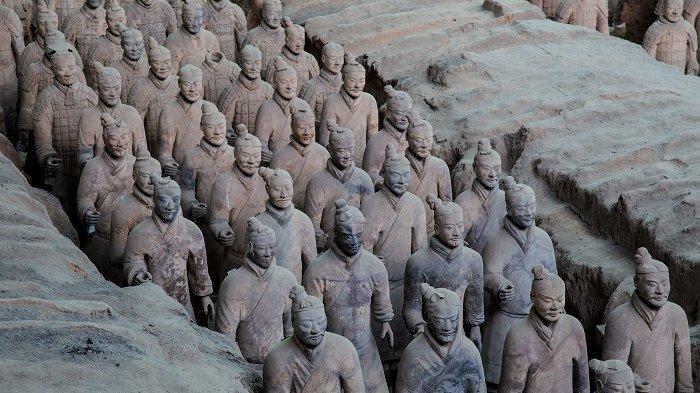 Tentara Terakota adalah kumpulan patung terakota yang menggambarkan tentara Qin Shi Huang, Kaisar pertama Tiongkok dan merupakan salah satu penemuan kuno paling menakjubkan.