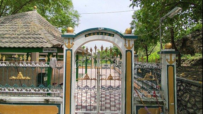 Makam Raden Supeno di Situs Giri Kedaton, destinasi wisata religi dan sejarah di Kabupaten Gresik, Jawa Timur.