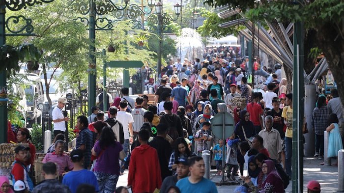 Ribuan wisatawan memenuhi kawasan pedestrian Malioboro, Yogyakarta, Senin (18/6).