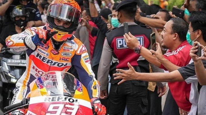 Momen Marc Marquez saat mengikuti parade MotoGP di Jakarta, Rabu (16/3/2022).