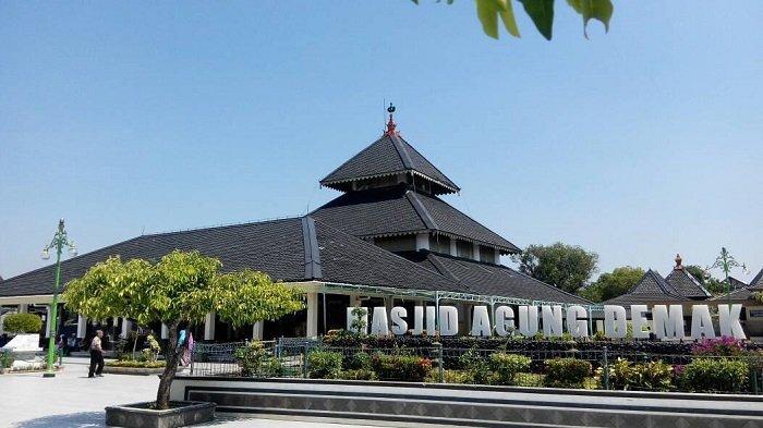 Masjid Agung Demak, destinasi wisata religi populer.