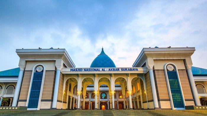 Masjid Al-Akbar Surabaya, salah satu wisata religi di Surabaya.