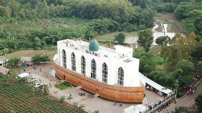 Masjid As Safinatun Najah Kota Semarang yang memiliki bentuk menyerupai kapal.