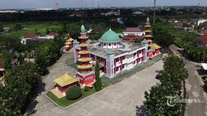 Foto aerial Masjid Cheng Hoo di Palembang, Sumatera Selatan, Minggu (4/6/2017). Masjid yang sebenarnya bernama Masjid Al Islam Muhammad Cheng Hoo Sriwijaya Palembang adalah Masjid bernuansa Muslim Tionghoa yang kini menjadi salah satu destinasi wisata di Palembang.