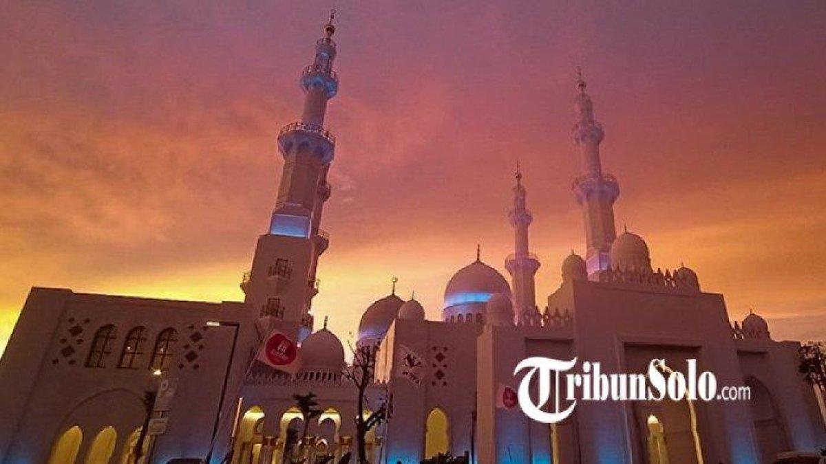Suasana Masjid Raya Sheikh Zayed Kota Solo saat matahari terbenam.