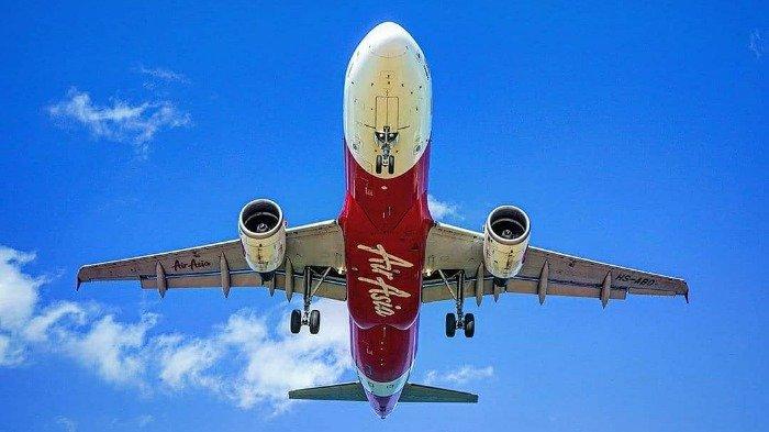 Pesawat AirAsia tampak dari bawah. Maskapai ini menawarkan tiket pesawat murah Jakarta-Bali pada akhir pekan November mulai Rp 738 ribu.