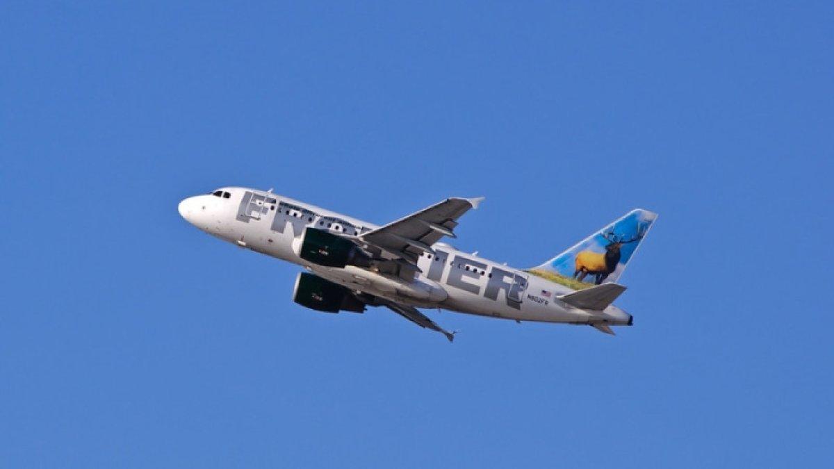 Maskapai penerbangan Frontier Airlines yang sedang mengudara. Belum lama ini maskapai Frontier Airlines salah menerbangkan penumpang wanita, yang seharusnya ke Jacksonville justru menuju Jamaika.