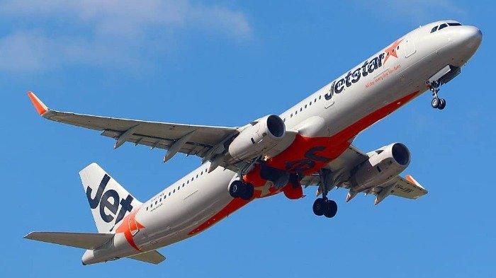 Pesawat Jetstar yang sedang mengudara.