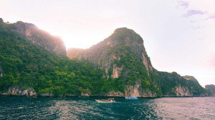 Maya Bay di Thailand yang populer dikunjungi wisatawan.