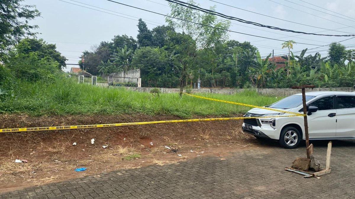Titik lokasi penemuan mayat pria terbungkus kain tanpa identitas di kawasan Benda Baru, Pamulang, Tangerang Selatan, Sabtu (11/5/2024).