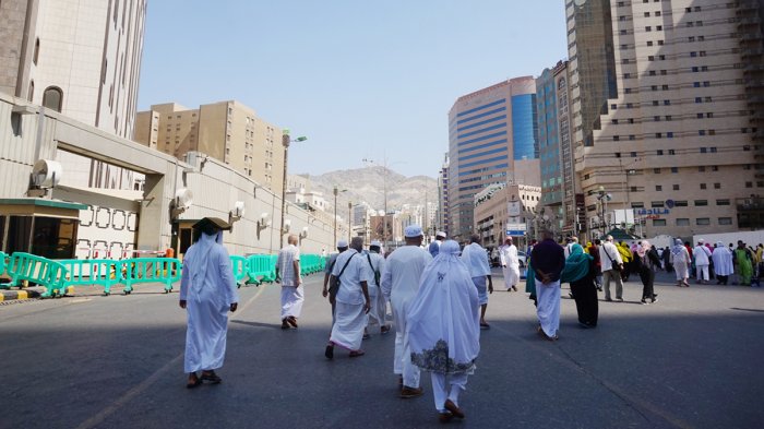 Jemaah meninggalkan Masjidil Haram di Mekkah, Arab Saudi, usai melaksanakan ibadah salat dzuhur, Minggu (12/11/2017).