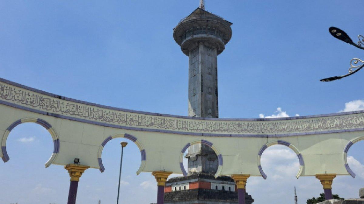 Menara AL-HUSNA ciri khas Masjid Agung Jawa Tengah, tempat wisata religi di Semarang.