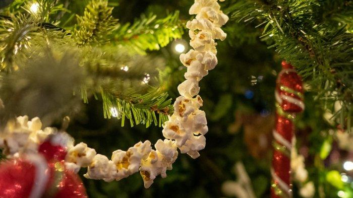 Ilutrasi dekorasi dan pernak-pernik di pohon Natal.