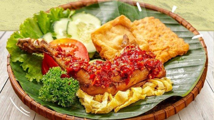 Menu ayam goreng di Waroeng Kaligarong