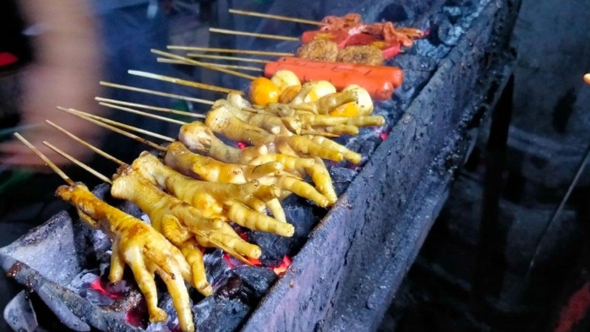 Menu ceker hotplate di gerai Bakso Bakar King Brother, Kecamatan Pasar Kliwon, Solo, Jawa Tengah, Rabu (8/3/2023).