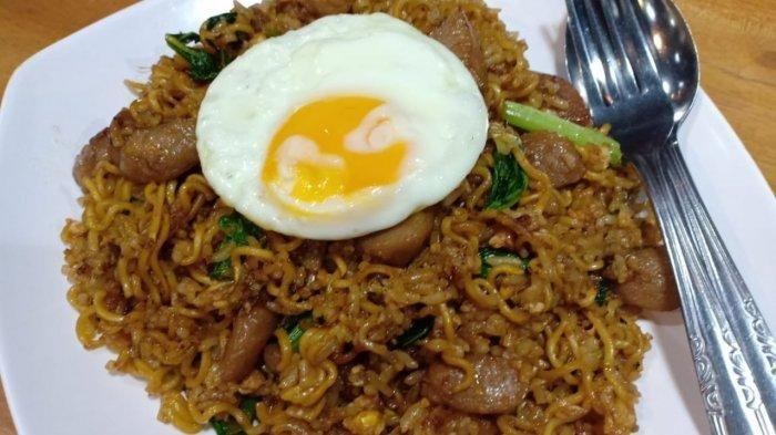 Menu Indomie goreng mawut Magelangan yang ada di Warunk Upnormal.