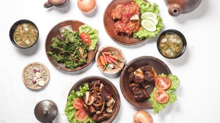 Beberapa menu makanan khas Sunda di Balibu Rumah Makan Khas Sunda Lembang, Bandung.