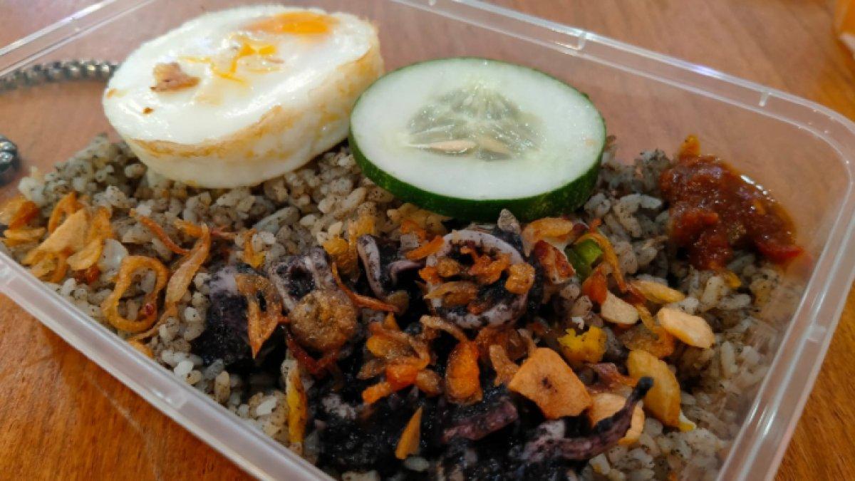 Menu nasi goreng cumi hitam yang ada di Pakuwon Food Fest from Surabaya to Solo yang hadir di Pakuwon Mall Solo Baru, Kecamatan Grogol, Kabupaten Sukoharjo, Jawa Tengah mulai 8-17 September 2023, Kamis (14/9/2023).