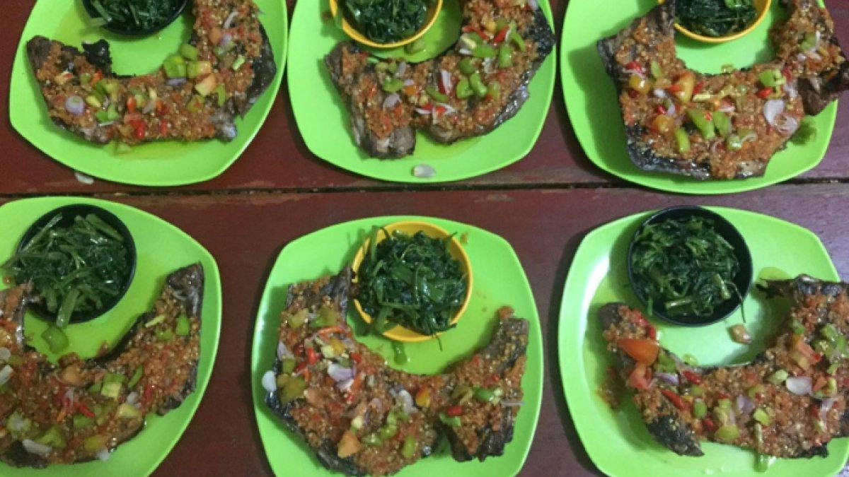 Menu rahang tuna bakar rica di RM Raja Tuna Bakar Rica Manokwari, Papua Barat.