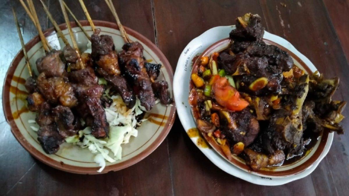 Menu sate kambing dan tengkleng rica pedas manis di warung Sate Kambing Pak Manto Solo, Jawa Tengah.