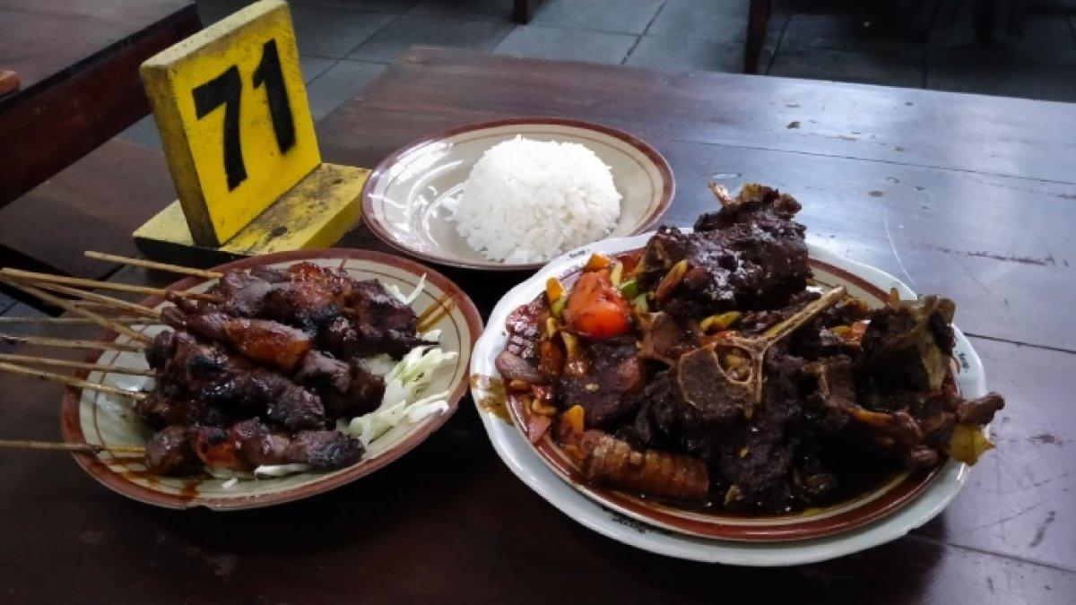 Menu sate kambing (Rp 60.000/ 10 tusuk) dan tengkleng rica pedas manis (Rp 65.000) di warung Sate Kambing Pak Manto Solo, Jawa Tengah, Sabtu (6/5/2023).