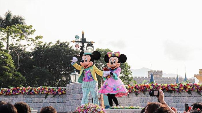 Mickey dan Minnie Mouse di Disneyland Hong Kong.