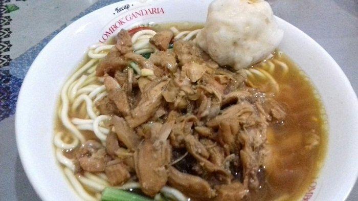 Seporsi mi ayam di Warung Mie Ayam Adik Dewi, Sondakan, Laweyan, Solo, Selasa (27/6/2017).