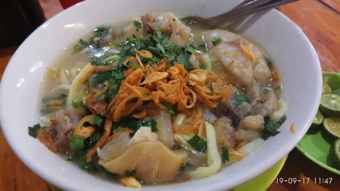 Sajian mi kocok khas di warung Mih Kocok Bandung Mang Dadeng yang tampak lezat dengan kikil dan sumsum sapinya.